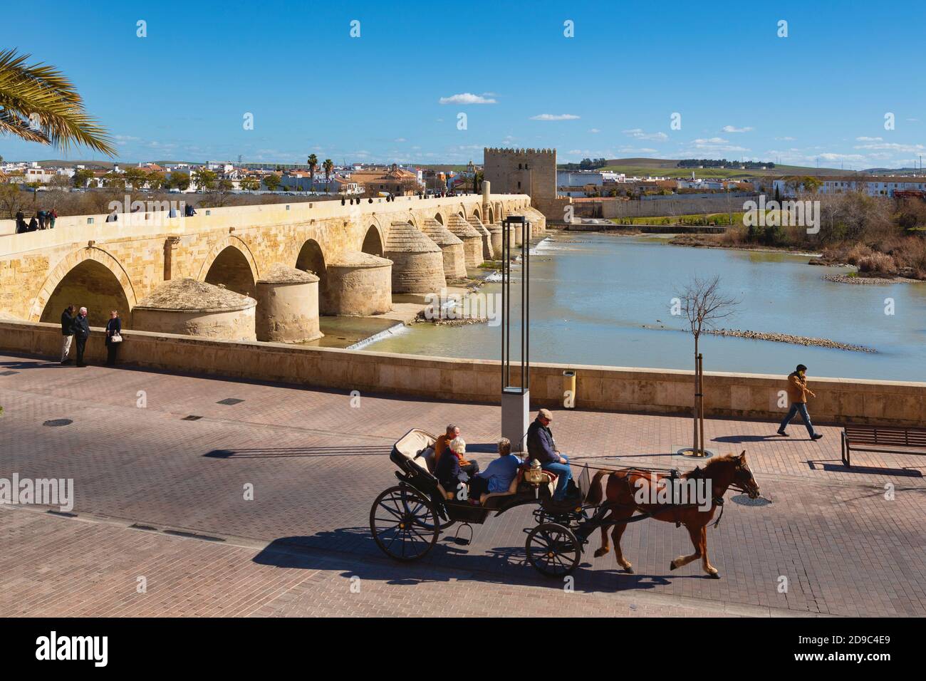 Il ponte romano sul fiume Guadalquivir. Le origini del ponte risalgono al i secolo a.C., a Cordova romana. È stato ricostruito se Foto Stock