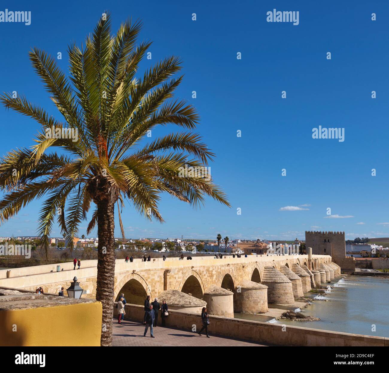 Il ponte romano sul fiume Guadalquivir. Le origini del ponte risalgono al i secolo a.C., a Cordova romana. È stato ricostruito se Foto Stock