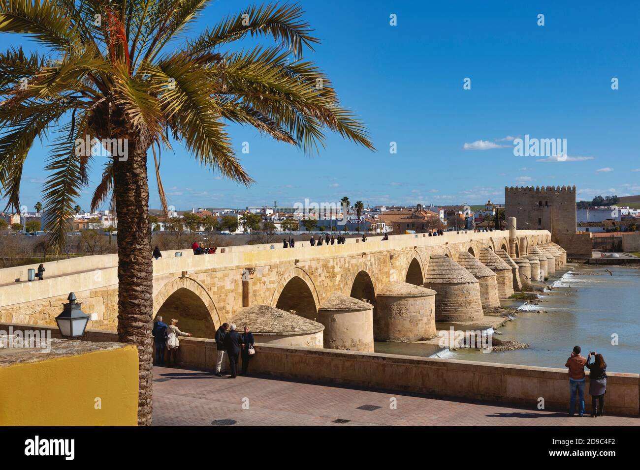Il ponte romano sul fiume Guadalquivir. Le origini del ponte risalgono al i secolo a.C., a Cordova romana. È stato ricostruito se Foto Stock