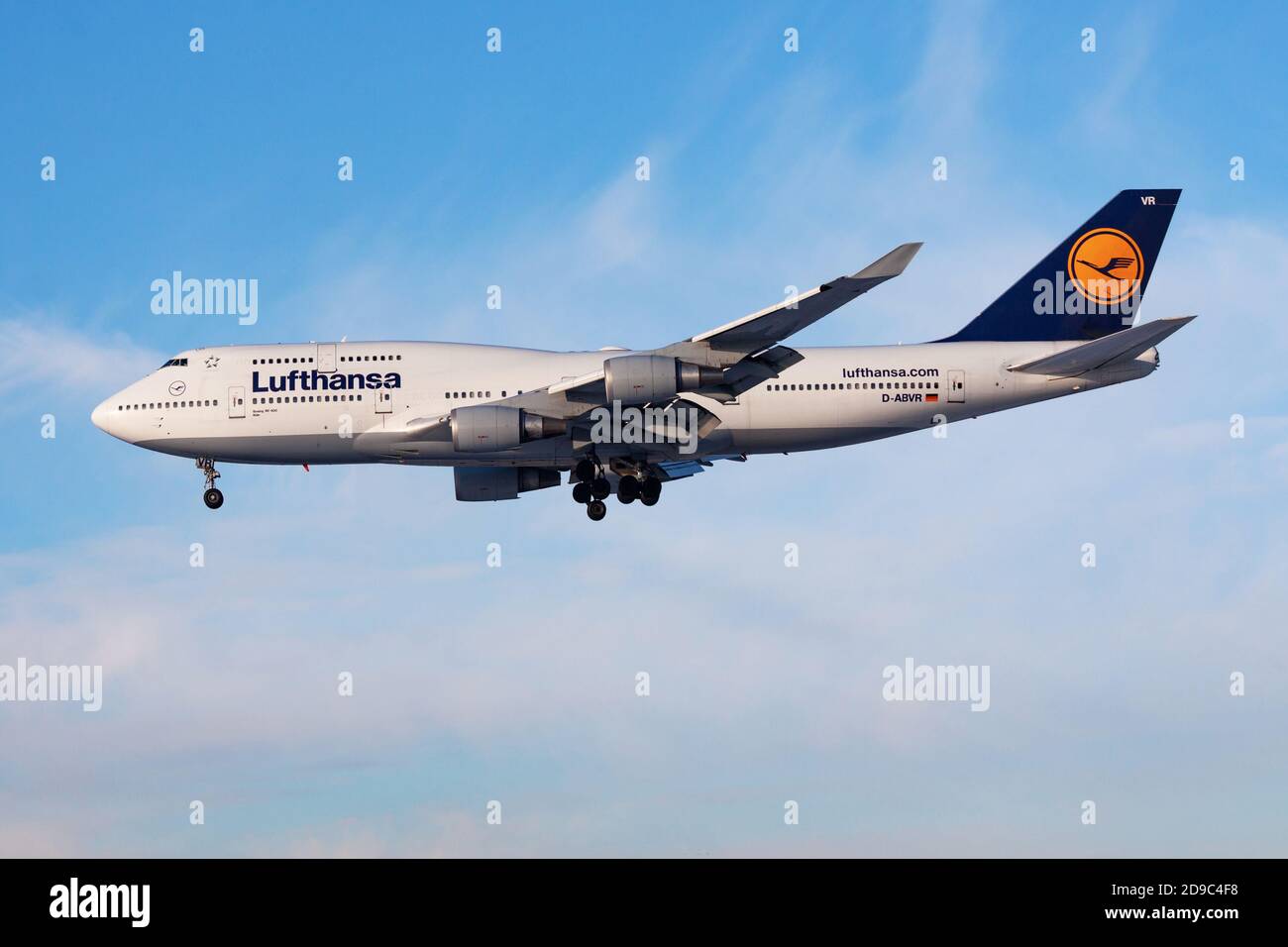 Francoforte / GERMANIA - 8 DICEMBRE 2012: Volo passeggeri Lufthansa Boeing 747-400 D-ABVR in atterraggio all'aeroporto di Francoforte Foto Stock