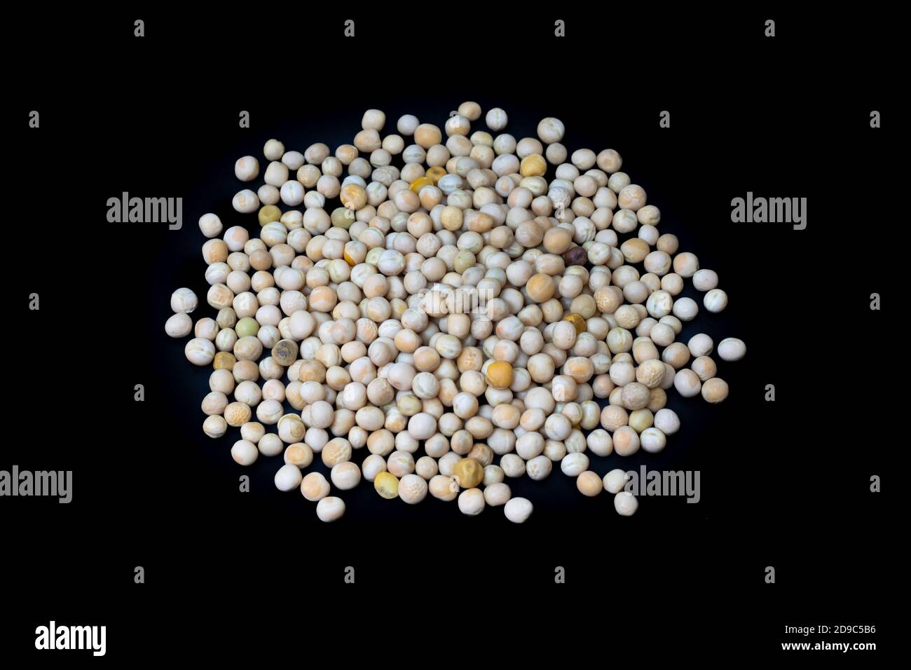 Piselli secchi sparsi isolati su sfondo nero Foto Stock