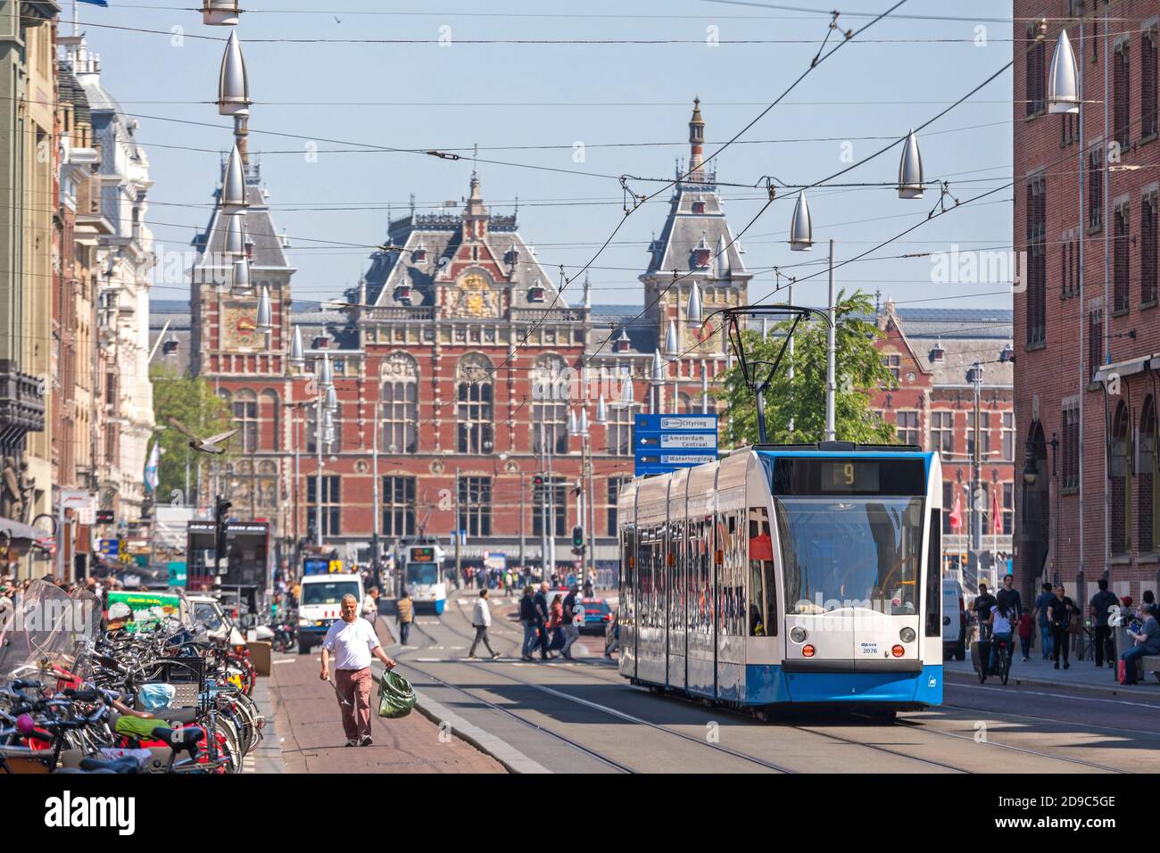 Amsterdam, Paesi Bassi - 14 maggio 2018: Tram pubblico e stazione ferroviaria centrale di Amsterdam, Olanda. Foto Stock