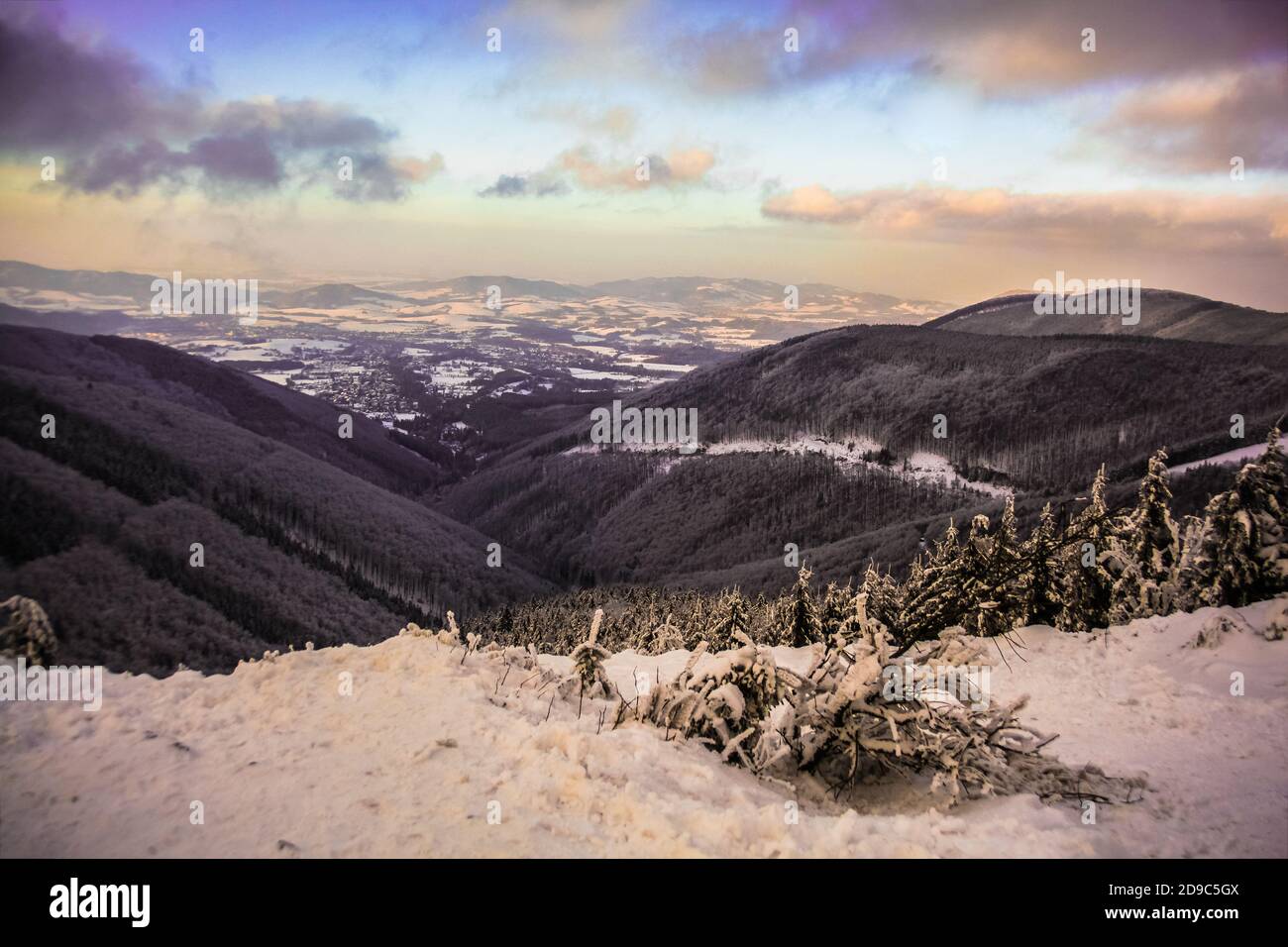 Bella vista sulla valle in inverno con neve In montagne ceche Foto Stock