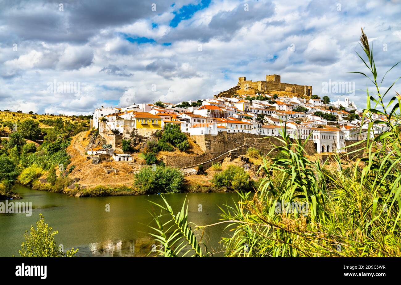 Mertola sopra il fiume Guadiana in Portogallo Foto Stock