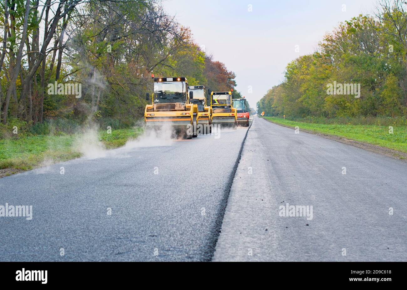 Chiudere la vista sulla strada di lavoro del rullo sulla nuova strada sito in costruzione Foto Stock