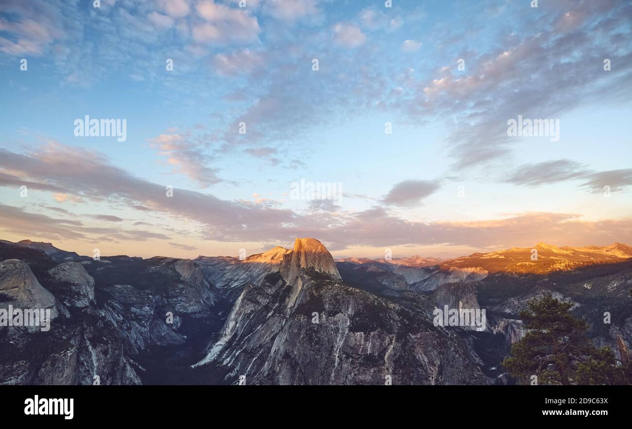 Tramonto panoramico sopra Half Dome, Parco Nazionale di Yosemite, Stati Uniti. Foto Stock