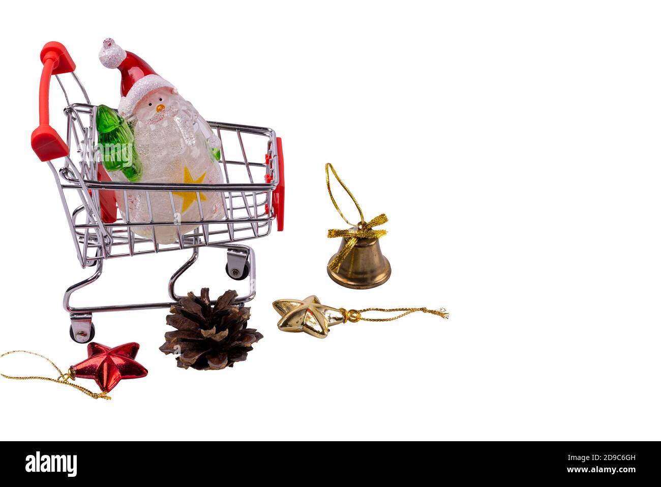 Bella vista ravvicinata della figura giocattolo pupazzo di neve nel carrello giocattolo su sfondo bianco chiaro. Natale e Capodanno. Foto Stock