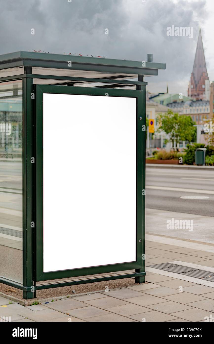 Un cartellone vuoto su un rifugio di autobus della città per voi scopi pubblicitari. Foto Stock