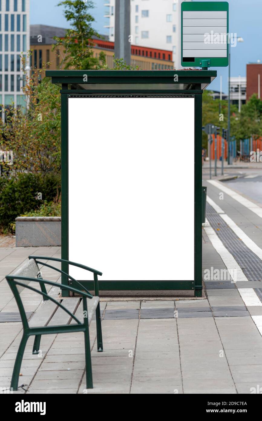 Un cartellone vuoto su un rifugio di autobus della città per voi scopi pubblicitari. Foto Stock