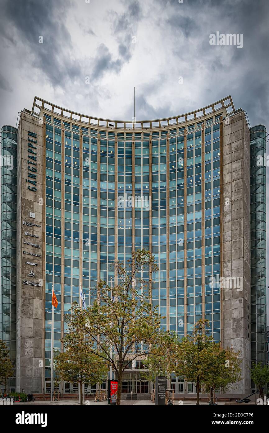 MALMO, SVEZIA - 21 AGOSTO 2020: La facciata retrò degli anni '50 del blocco degli uffici gangtappen nella regione industriale di kockums della città. Foto Stock