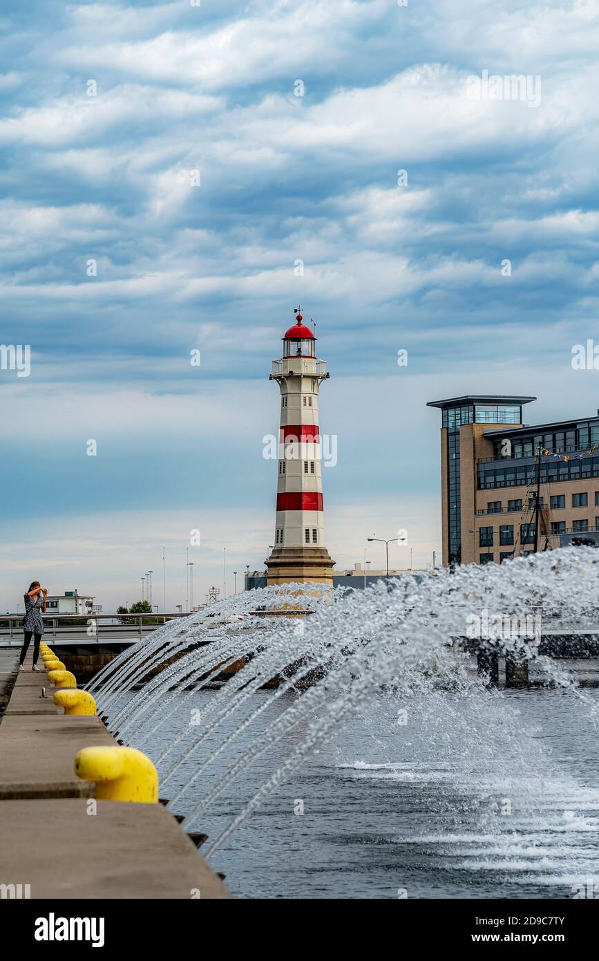 MALMO, SVEZIA - 21 AGOSTO 2020: Il faro all'ingresso del porto contro uno splendido cielo nuvoloso. Foto Stock