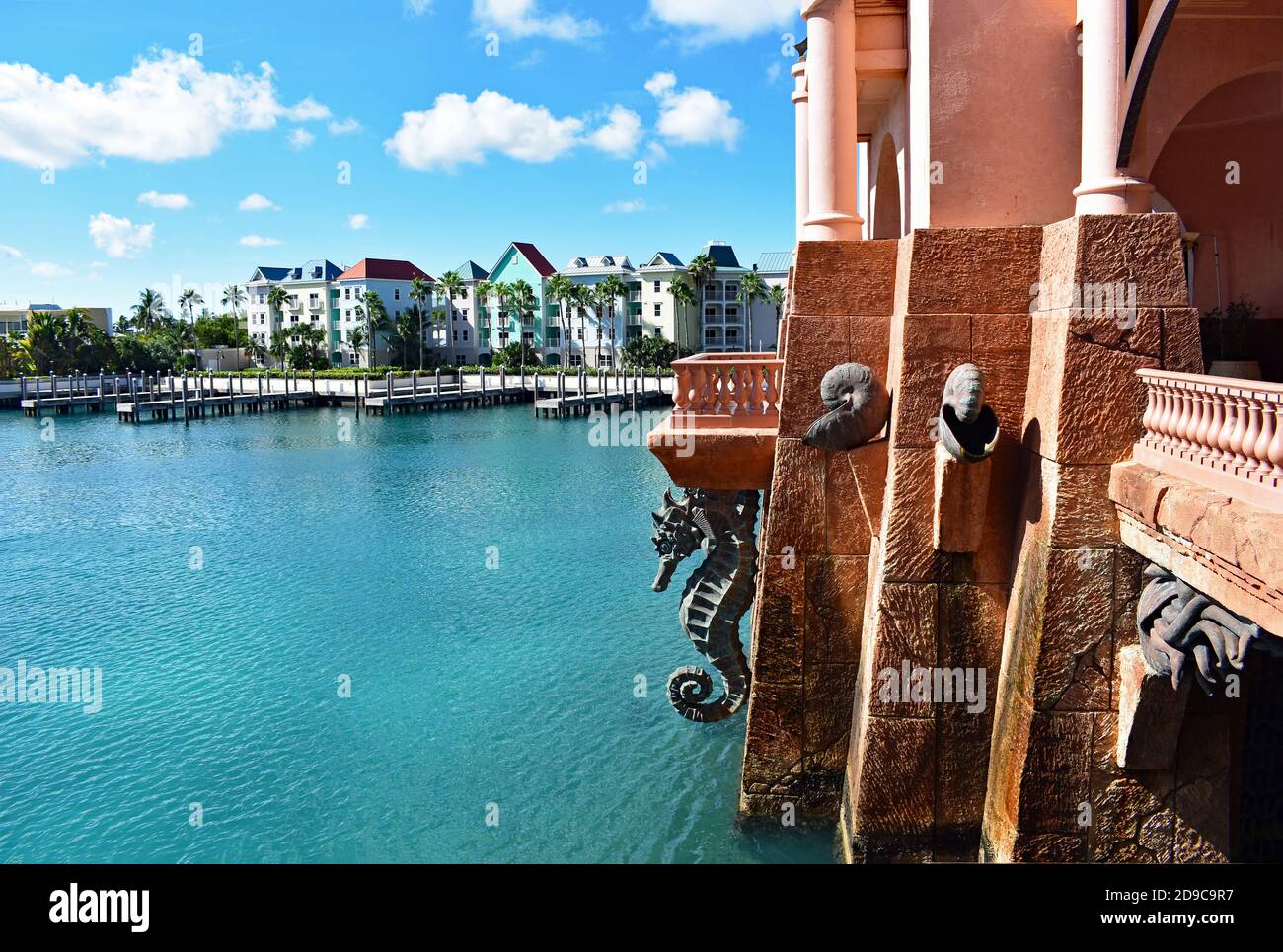 Parte del resort e hotel Atlantis con architettura a tema e Lago Paradiso con alberi in legno circostanti su Paradise Island vicino a Nassau, Bahamas Foto Stock