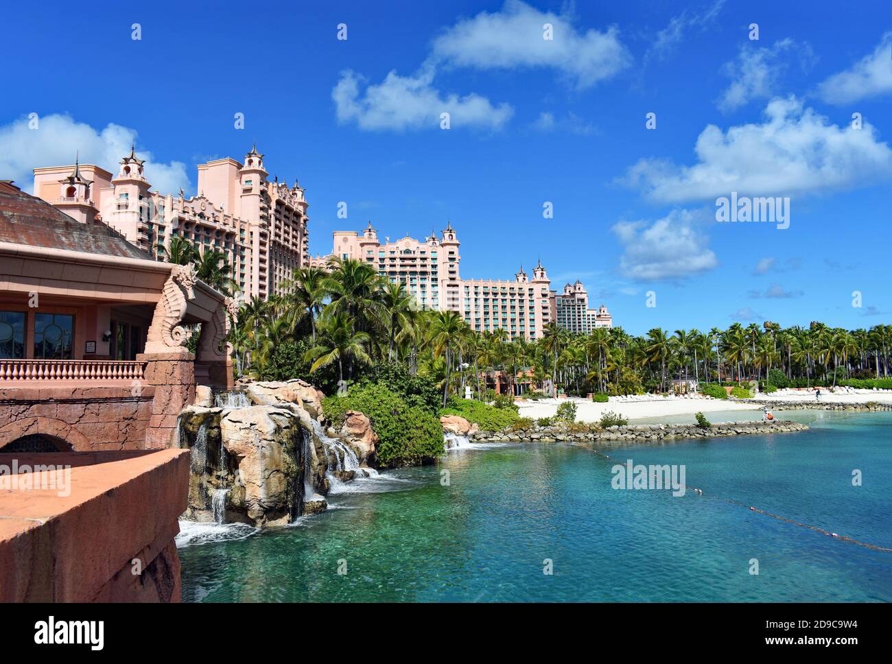 Atlantis Paradise Island, Bahamas. La laguna di acqua salata e la spiaggia nel lussuoso hotel a tema e resort sono viste in una giornata soleggiata con il cielo blu. Foto Stock