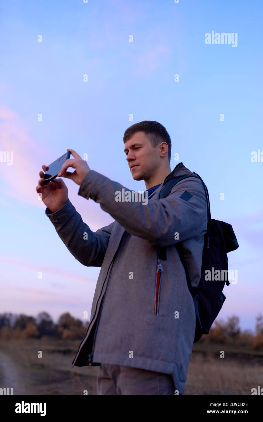 Giovane che fa una foto sullo smartphone Foto Stock