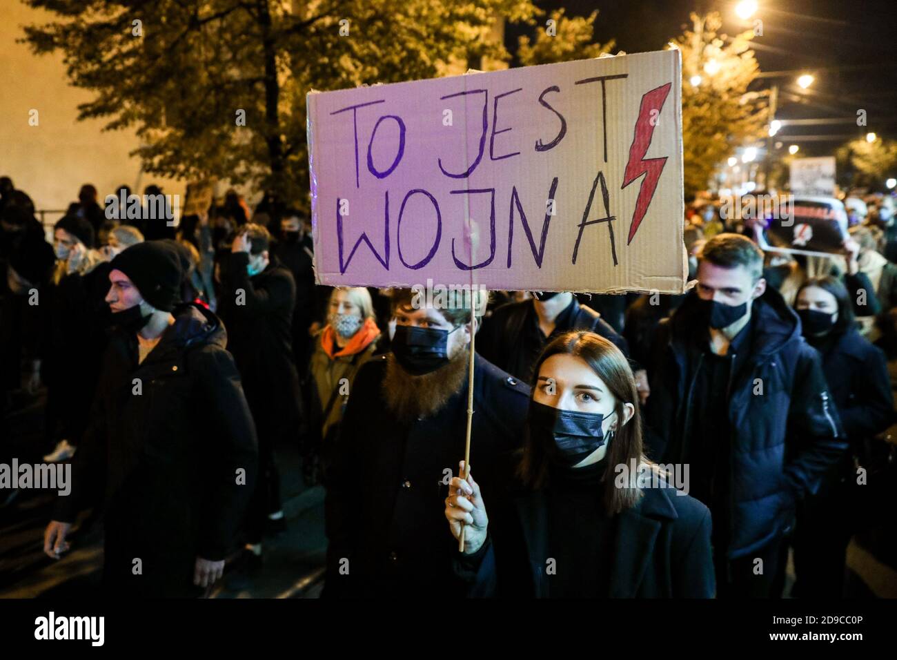 Un protestante che tiene un cartello che dice 'questa è guerra!'. La Corte costituzionale polacca nel suo nuovo tribunale, politicamente scelto, ha stabilito che l'aborto è Foto Stock