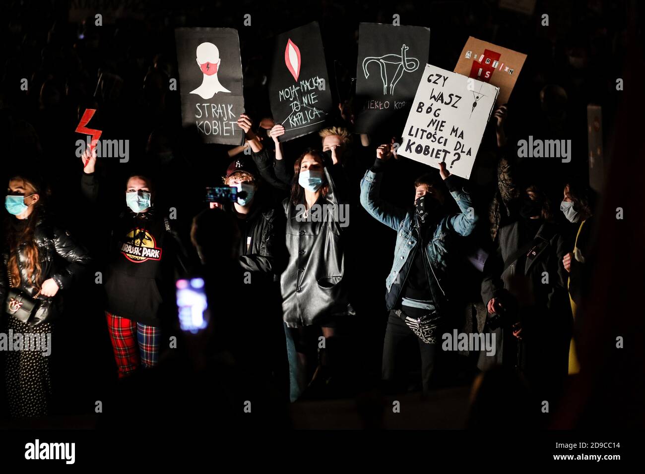 I manifestanti hanno visto i cartelli che recavano "Strike delle donne", "il mio grembo non è una cappella", "l'inferno delle donne", "il tuo dio non ha misericordia per le donne?". Il po Foto Stock