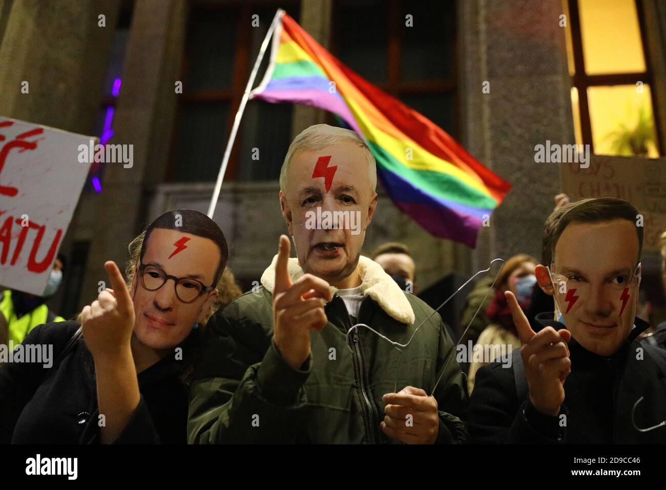 Un gruppo di manifestanti che indossano maschere con volti di leader politici polacchi - primo ministro Mateusz Morawiecki (L), leader del partito legge e giustizia jar Foto Stock