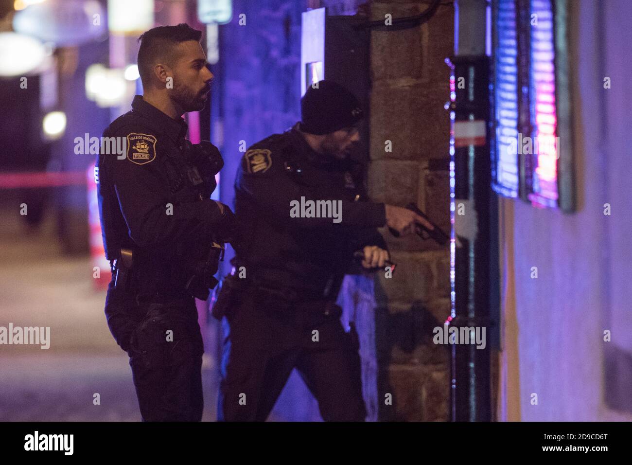 Ufficiale di polizia con una pistola Foto Stock