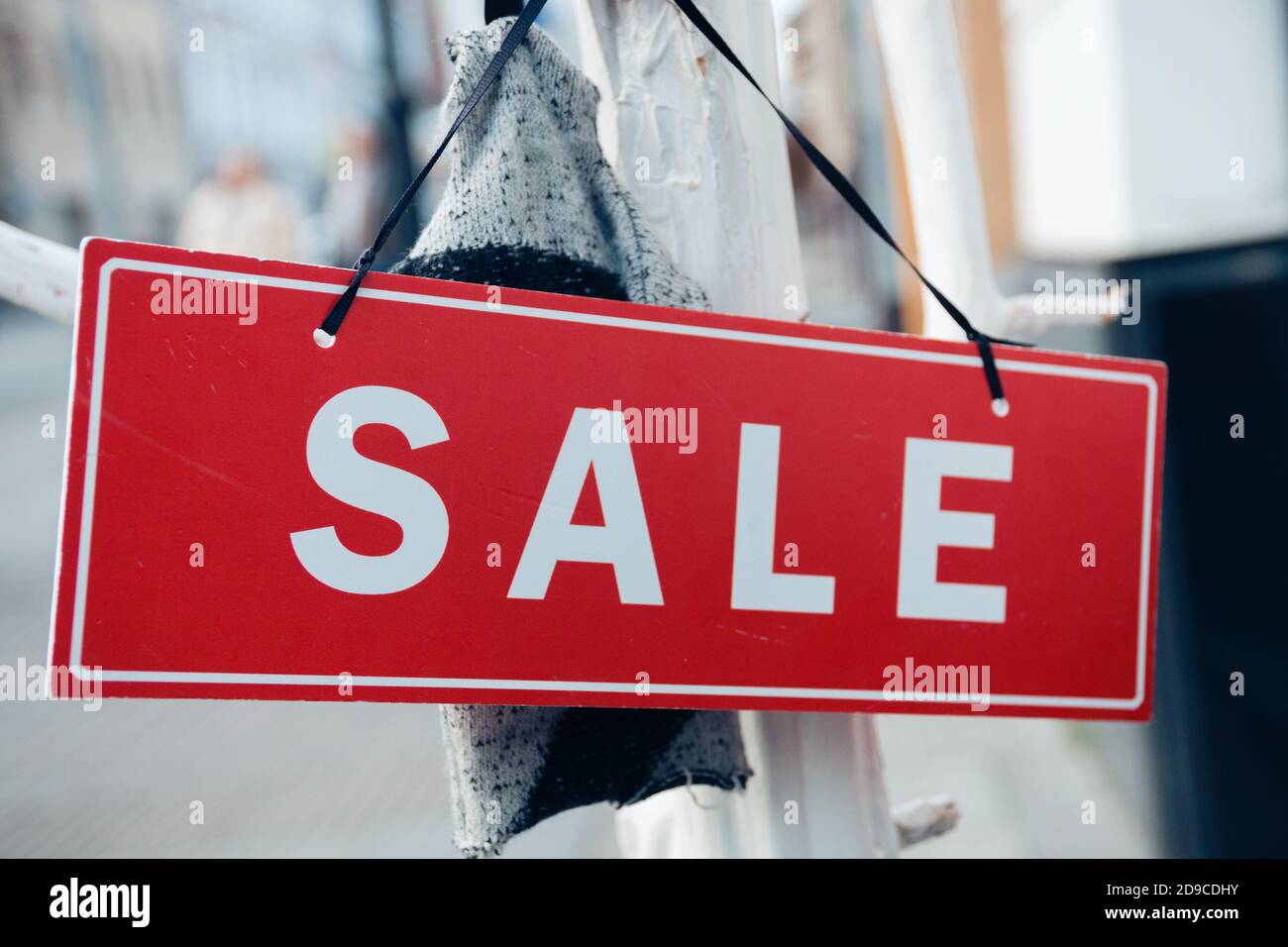 Segno rosso e bianco per la vendita, l'abbigliamento o qualcosa. Messa a fuoco selettiva. Foto Stock