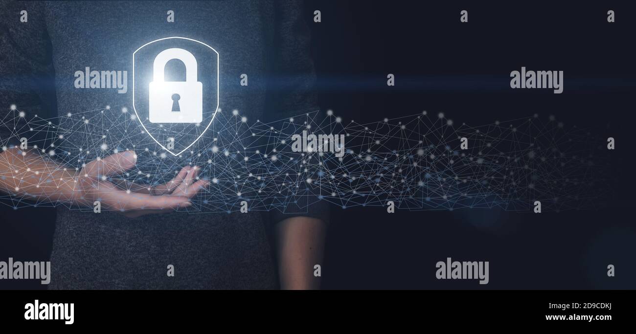 Tenere a portata di mano l'ologramma del lucchetto. Concetto di sicurezza di rete rete rete di sicurezza informatica. Icona a forma di lucchetto e connessione in rete con tecnologia Internet Foto Stock