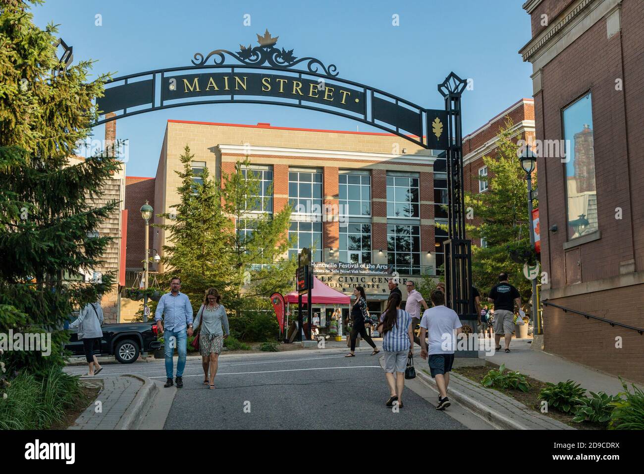 Vista sull'arco di Main St dal River Mill Park di Huntsville, Ontario Foto Stock