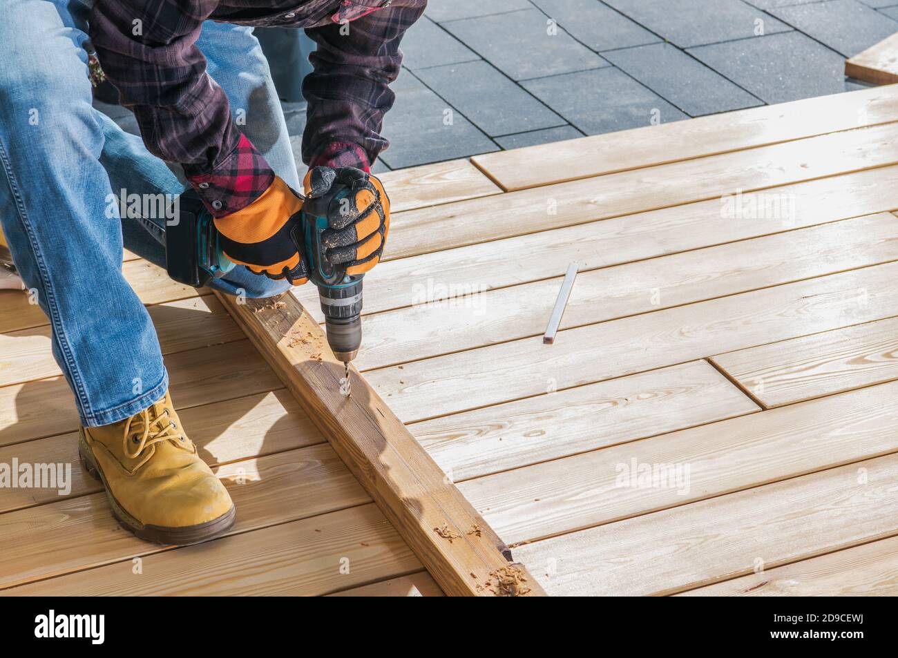 Lavoro di costruzione. Uomini trapanare fori all'interno di legno Planks. Piccola Casa legno. Chiudi foto. Foto Stock