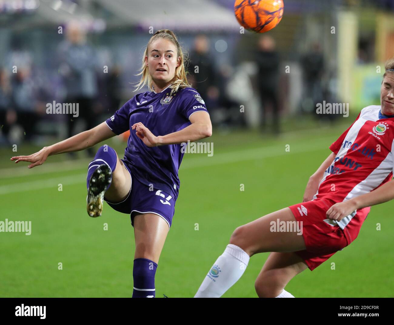 Anderslecht, Belgio. 04Nov 2020. Tessa Wullaert (27 Anderlecht) calcia il pallone durante una partita di calcio femminile tra RSC Anderlecht Dames e Northern Irish Linfield Ladies nel primo turno di qualificazione per la UEFA Womens Champions League della stagione 2020 - 2021, mercoledì 4 novembre 2020 ad ANDERLECHT, Belgio . PHOTO SPORTPIX.BE | SPP | SEVIL OKTEM Sevil Oktem | Sportpix.be | SPP Credit: SPP Sport Press Photo. /Alamy Live News Foto Stock