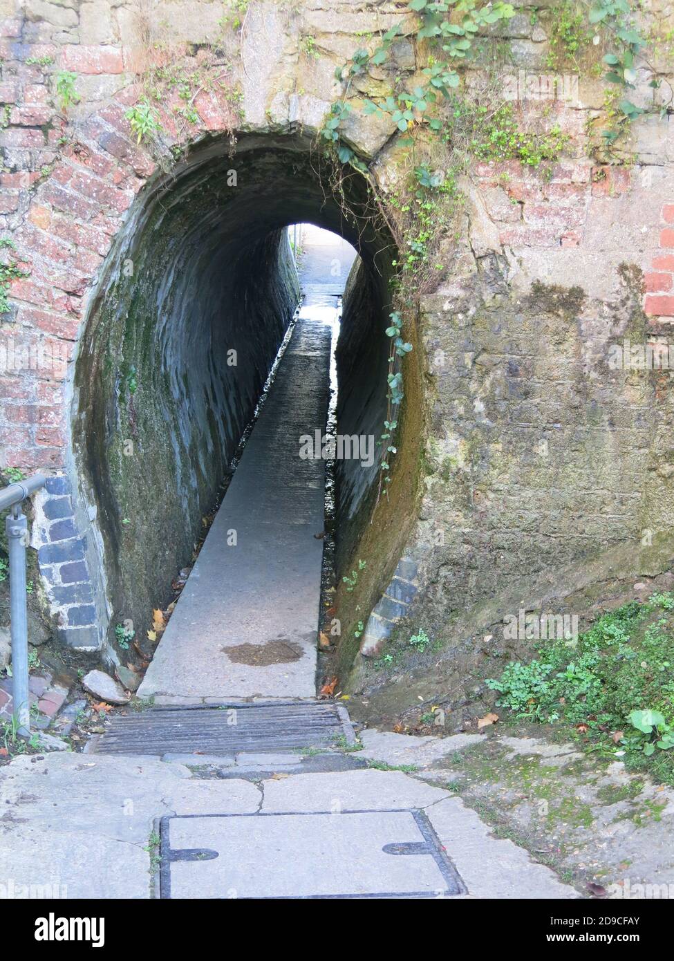 L'ingresso a forma di ferro di cavallo al Traforo Horse di grado II sotto il Grand Union Canal di Cosgrove, Northamptonshire. Foto Stock