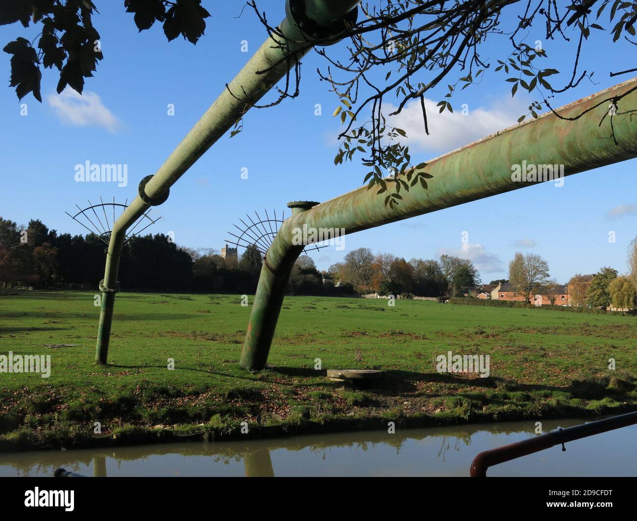 Ponti di tubi metallici che trasportano le utenze attraverso il Canal Grande Union vicino al villaggio di Cosgrove, alto abbastanza da consentire alle barche strette di passare sotto. Foto Stock