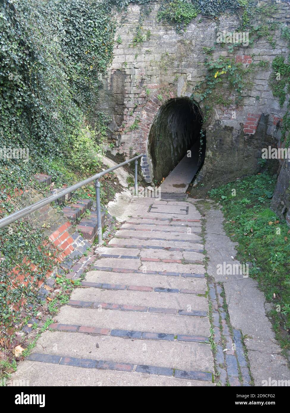 L'ingresso a forma di ferro di cavallo al Traforo Horse di grado II sotto il Grand Union Canal di Cosgrove, Northamptonshire. Foto Stock