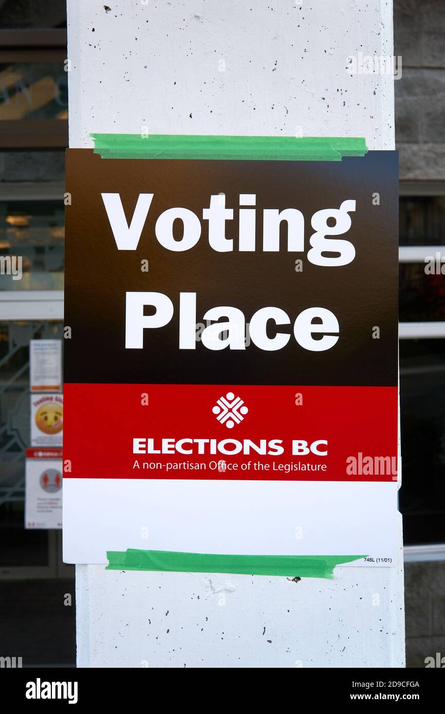 Firma fuori da una stazione di voto o luogo di voto durante le elezioni provinciali del 24 ottobre 2020, Vancouver, British Columbia, Canada Foto Stock