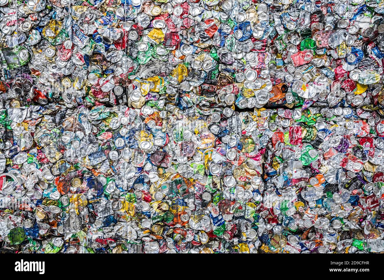 Cubetti impilati o balle di lattine di alluminio frantumate in blocchi per il riciclaggio. Foto Stock