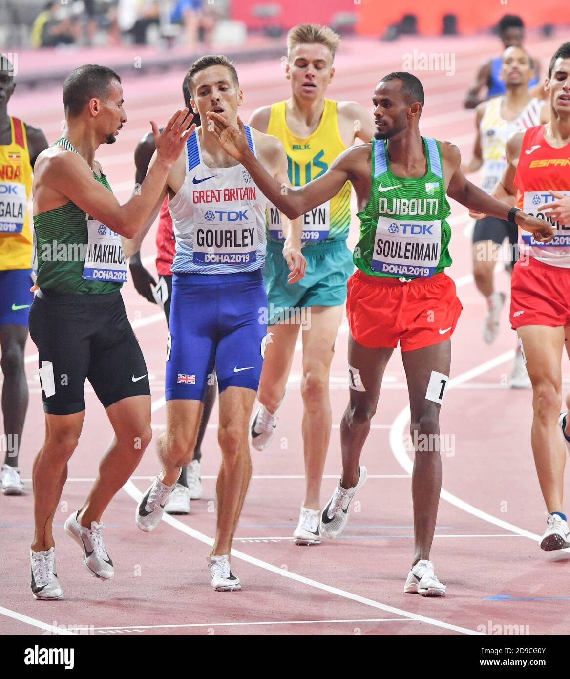 Ayanleh Souleiman (Gibuti) e Taoufik Makhloufi (Algeria). 1500 metri di riscaldatori. IAAF World Athletics Championships, Doha 2019 Foto Stock