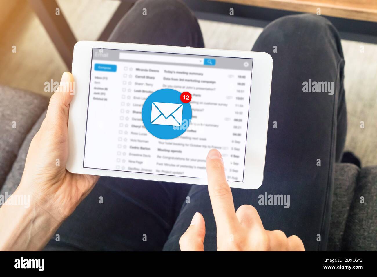 Notifica della posta in arrivo con la donna che riceve un nuovo messaggio a casa su un tablet digitale, concetto di marketing di comunicazione e-mail Foto Stock