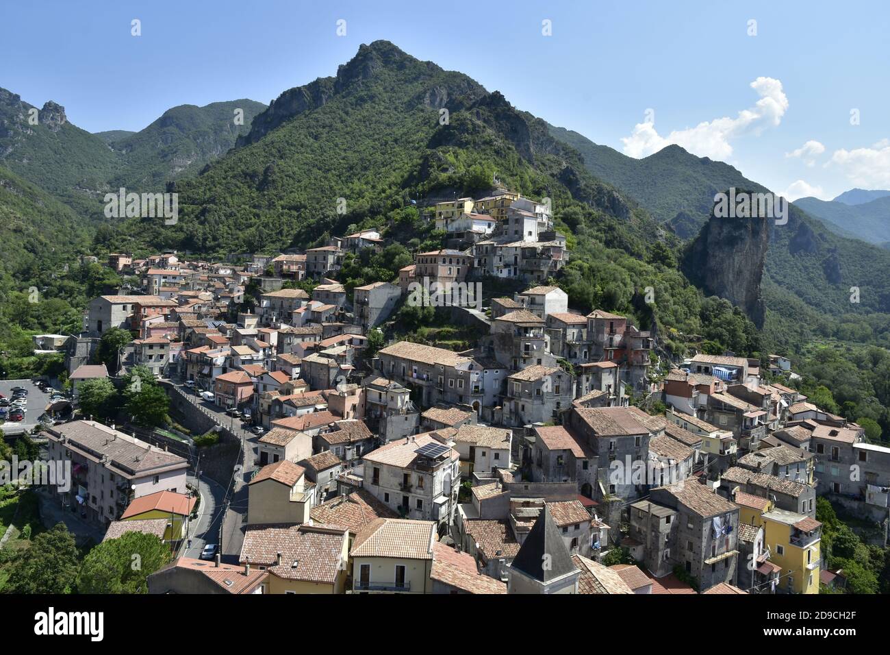 Vista panoramica di Orsomarso, un villaggio rurale sulle montagne della  Calabria, Italia Foto stock - Alamy
