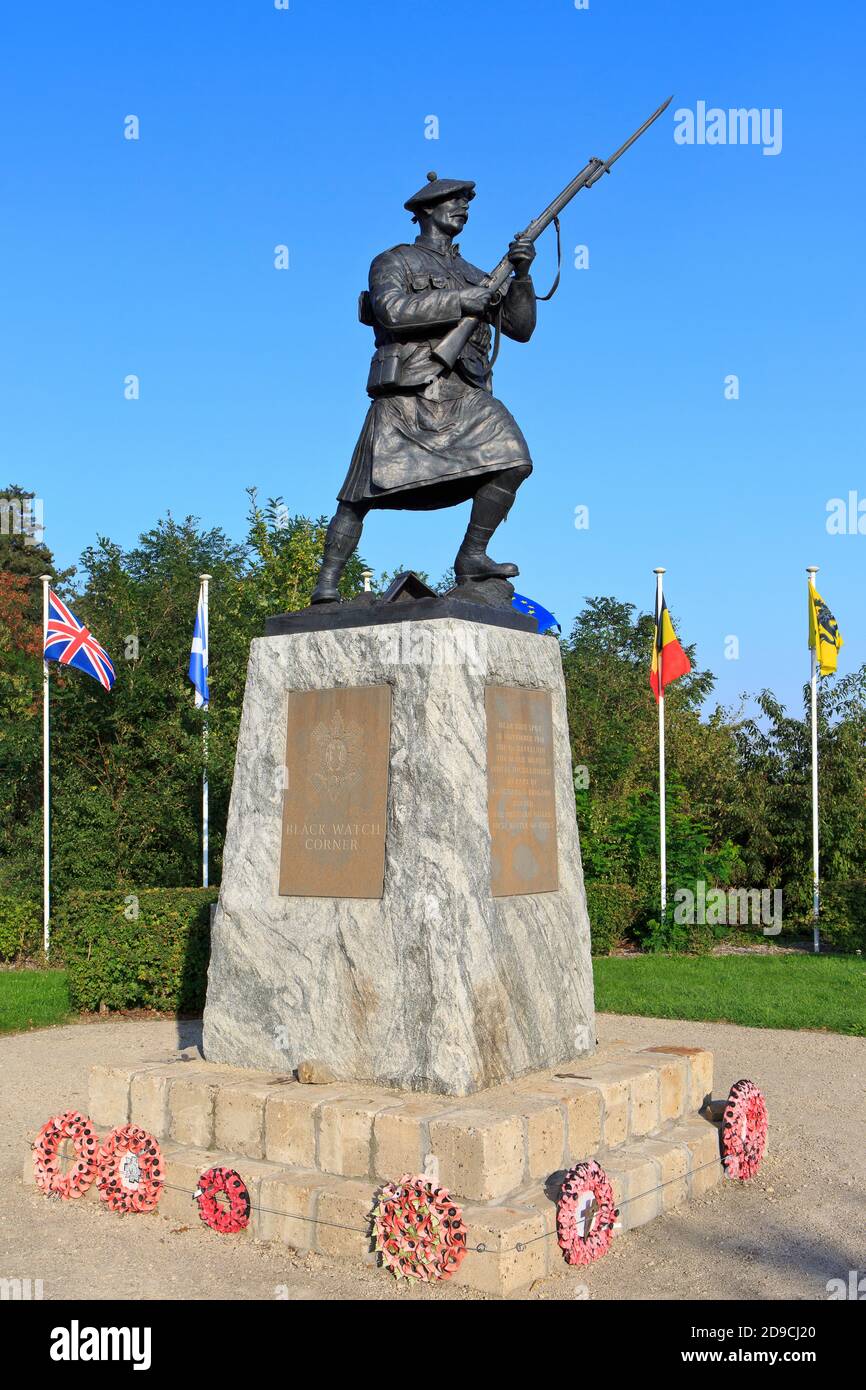 Statua di un sergente dell'orologio nero della prima guerra mondiale progettata dallo scultore di Edimburgo Alan Herriot all'angolo dell'orologio nero a Zonnebeke, Belgio Foto Stock