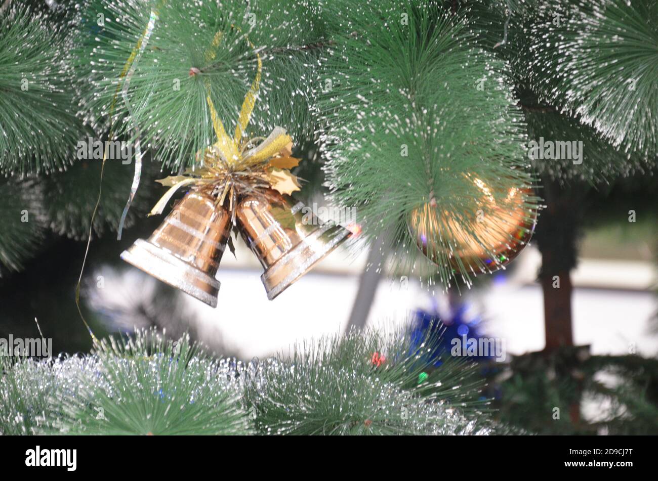 Primo piano giocattoli di natale decorato albero di Natale su sfondo sfocato, frizzante e fata Foto Stock