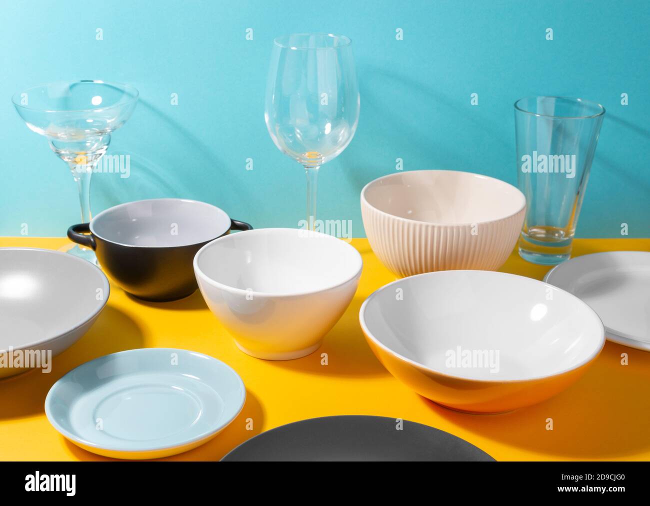 Set di vari piatti, ciotola e bicchieri Foto Stock