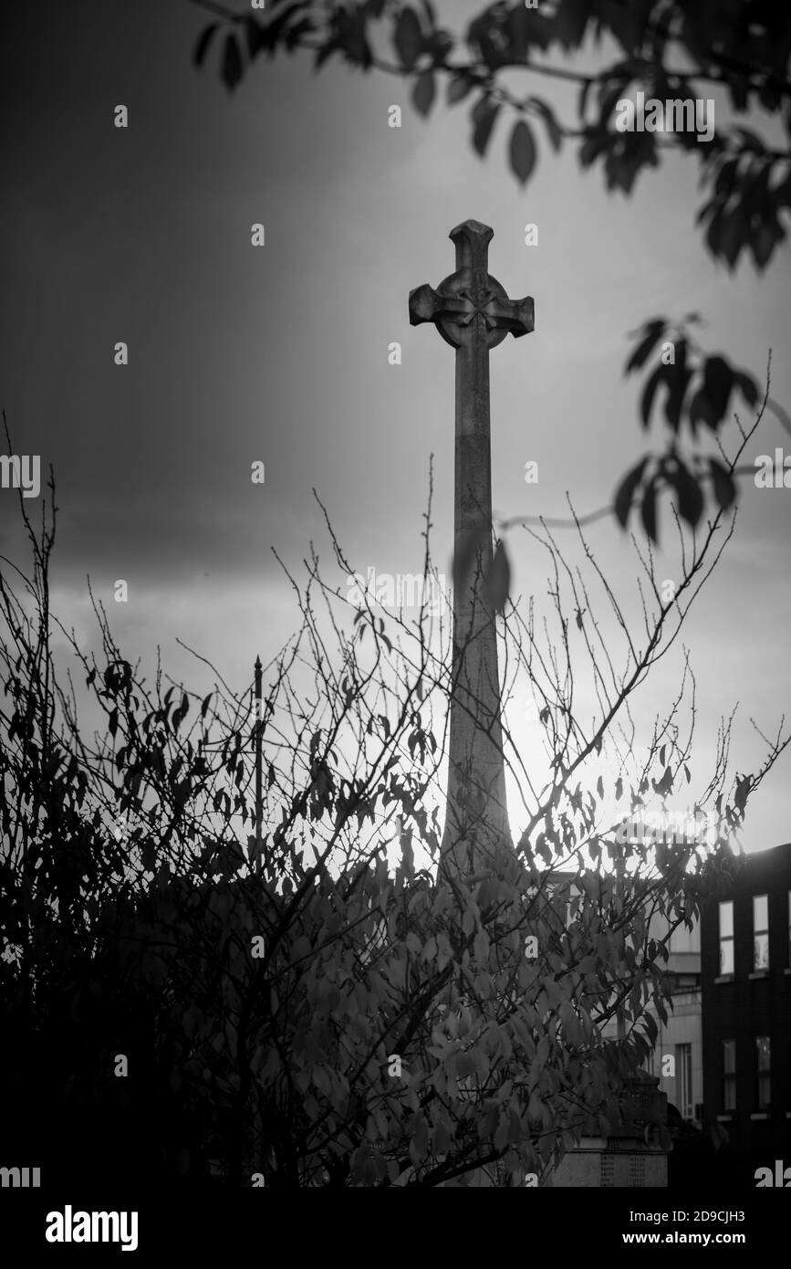 4 novembre 2020 - St Albans, Hertfordshire, Inghilterra - un memoriale di guerra al tramonto per il giorno della memoria nel Regno Unito Foto Stock