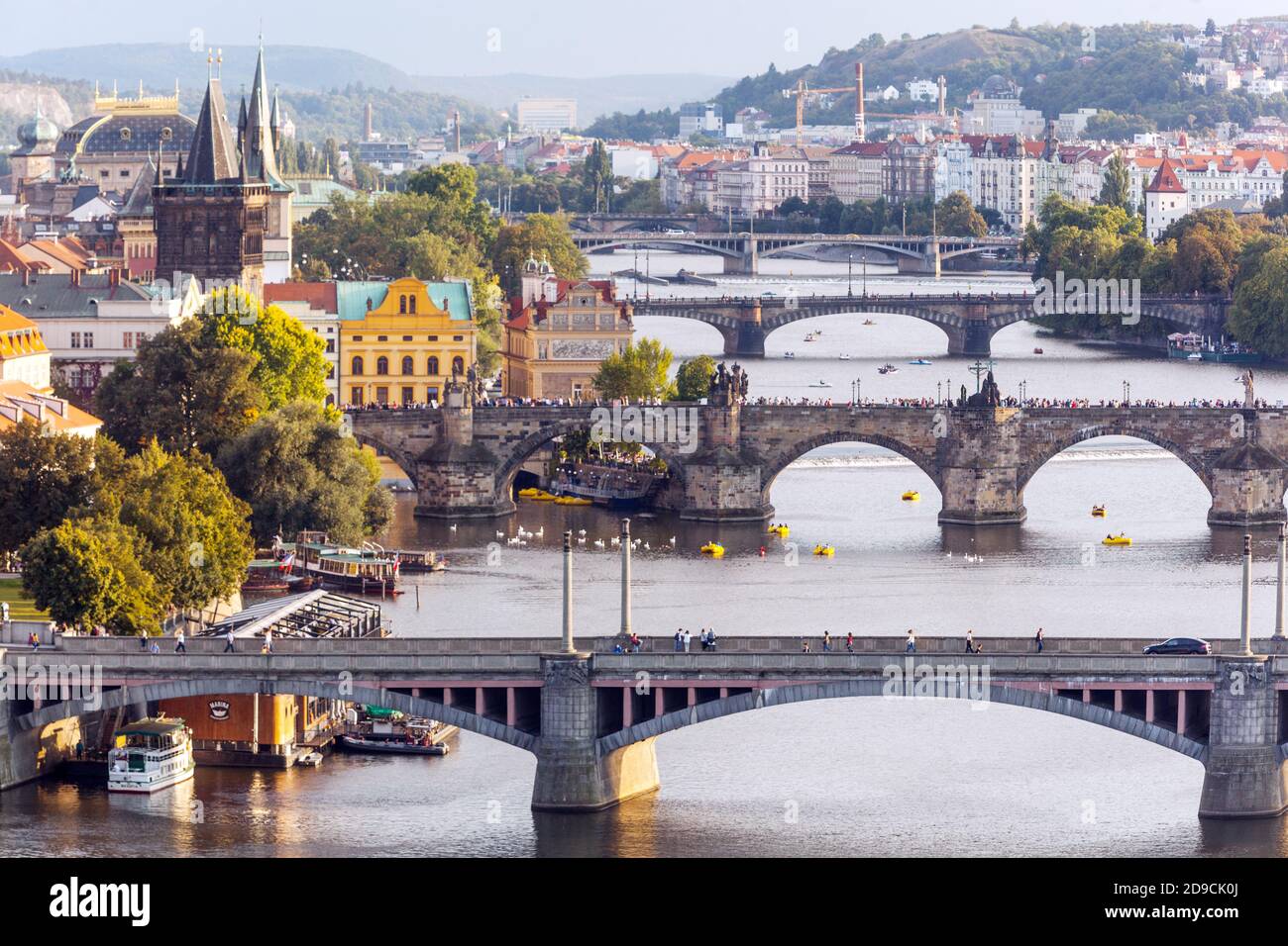 Ponti sul fiume di Praga sopra Vltava Foto Stock