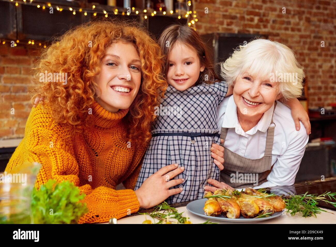 Felici donne sorridenti familiari seduti al tavolo delle feste Foto Stock