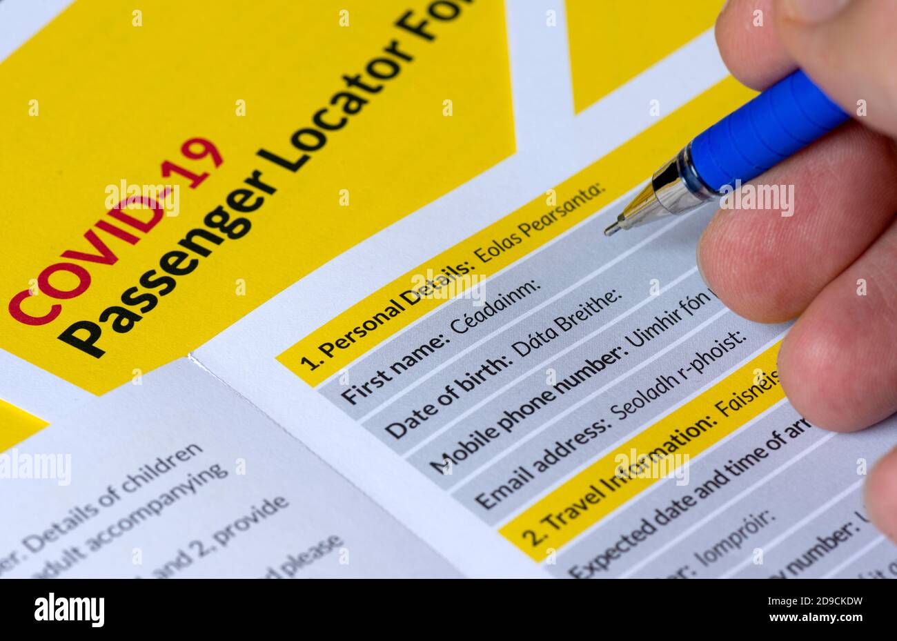 Mano dell'uomo che compila in anticipo un modulo per la localizzazione dei passeggeri Covid 19 Arrivo nella Repubblica d'Irlanda a causa del Coronavirus Covid 19 epidemia 2020 Foto Stock
