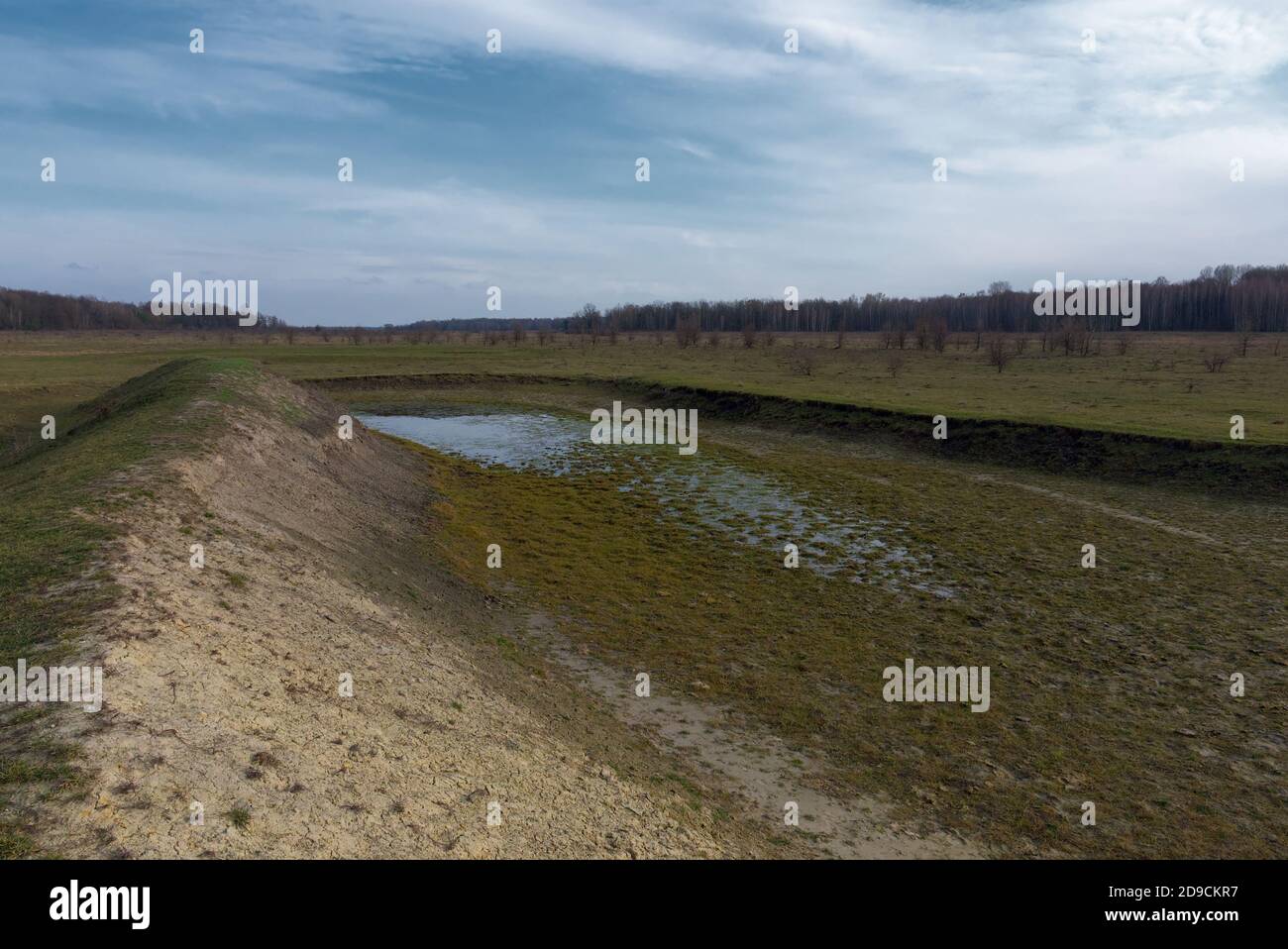 Il fondo esposto di un laghetto asciutto. Un corpo d'acqua poco profondo. Foto Stock