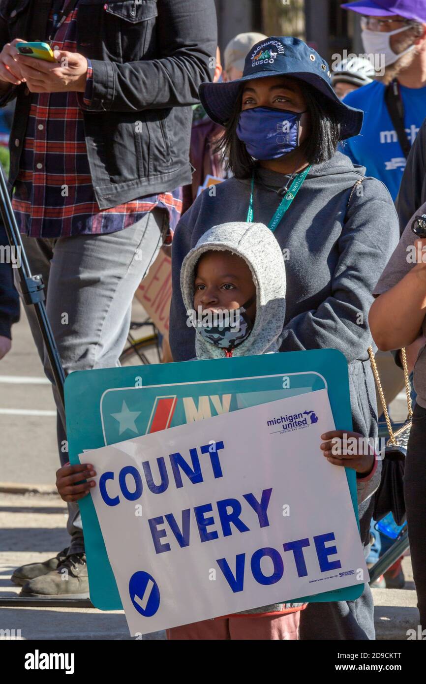 Detroit, Michigan, Stati Uniti. 4 Nov 2020. Mentre il presidente Trump ha fatto ricorso per fermare il conteggio dei voti del Michigan nelle elezioni presidenziali del 2020, le persone si sono alleate vicino al Dipartimento delle elezioni di Detroit per chiedere che ogni voto sia contato. Credit: Jim West/Alamy Live News Foto Stock