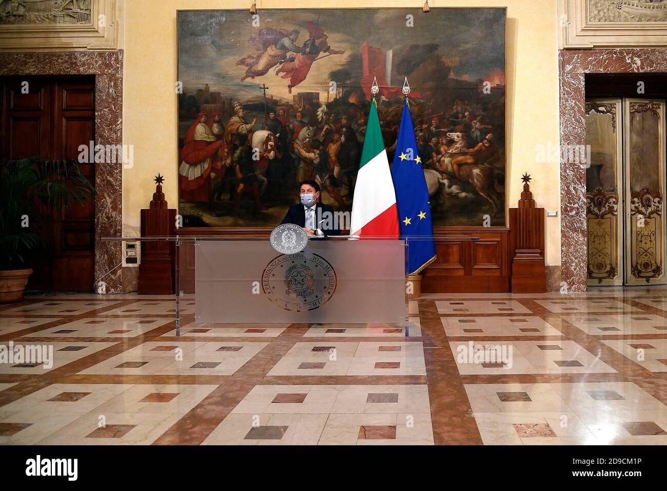 Roma, Italia. 04Nov 2020. Il primo ministro italiano Giuseppe Conte indossa una maschera durante la conferenza stampa sul decreto governativo contenente nuove misure per contrastare l'emergenza del Covid-19. L'Italia seguirà 3 tipi di blocchi diversi, a seconda della diffusione della pandemia nelle diverse regioni. Saranno presenti zone rosse, arancioni e gialle. Roma (Italia), 4 novembre 2020 Photo Pool Alessandro Serrano' Insideroto Credit: Insdefoto srl/Alamy Live News Foto Stock