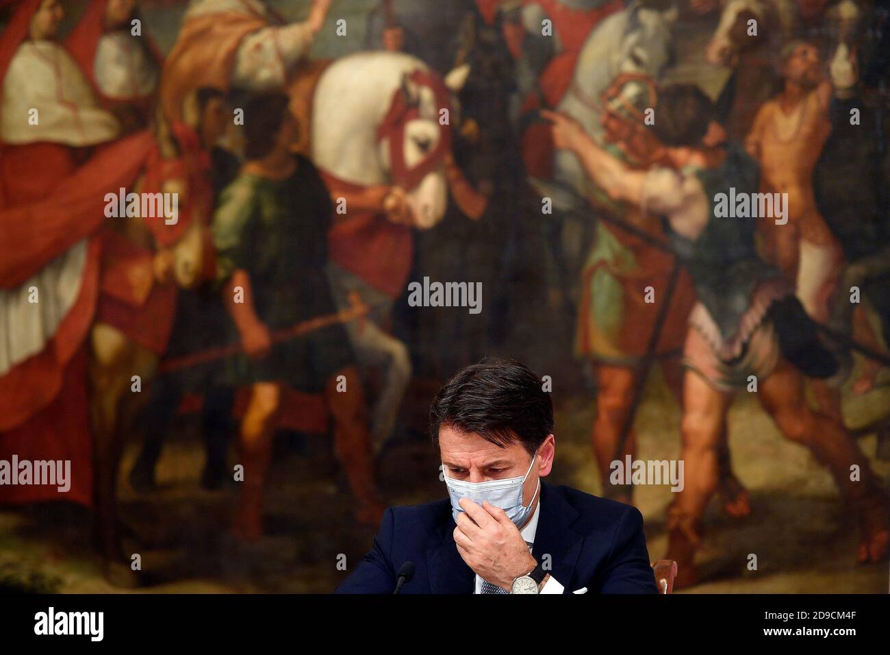 Roma, Italia. 04Nov 2020. Il primo ministro italiano Giuseppe Conte indossa una maschera durante la conferenza stampa sul decreto governativo contenente nuove misure per contrastare l'emergenza del Covid-19. L'Italia seguirà 3 tipi di blocchi diversi, a seconda della diffusione della pandemia nelle diverse regioni. Saranno presenti zone rosse, arancioni e gialle. Roma (Italia), 4 novembre 2020 Photo Pool Alessandro Serrano' Insideroto Credit: Insdefoto srl/Alamy Live News Foto Stock