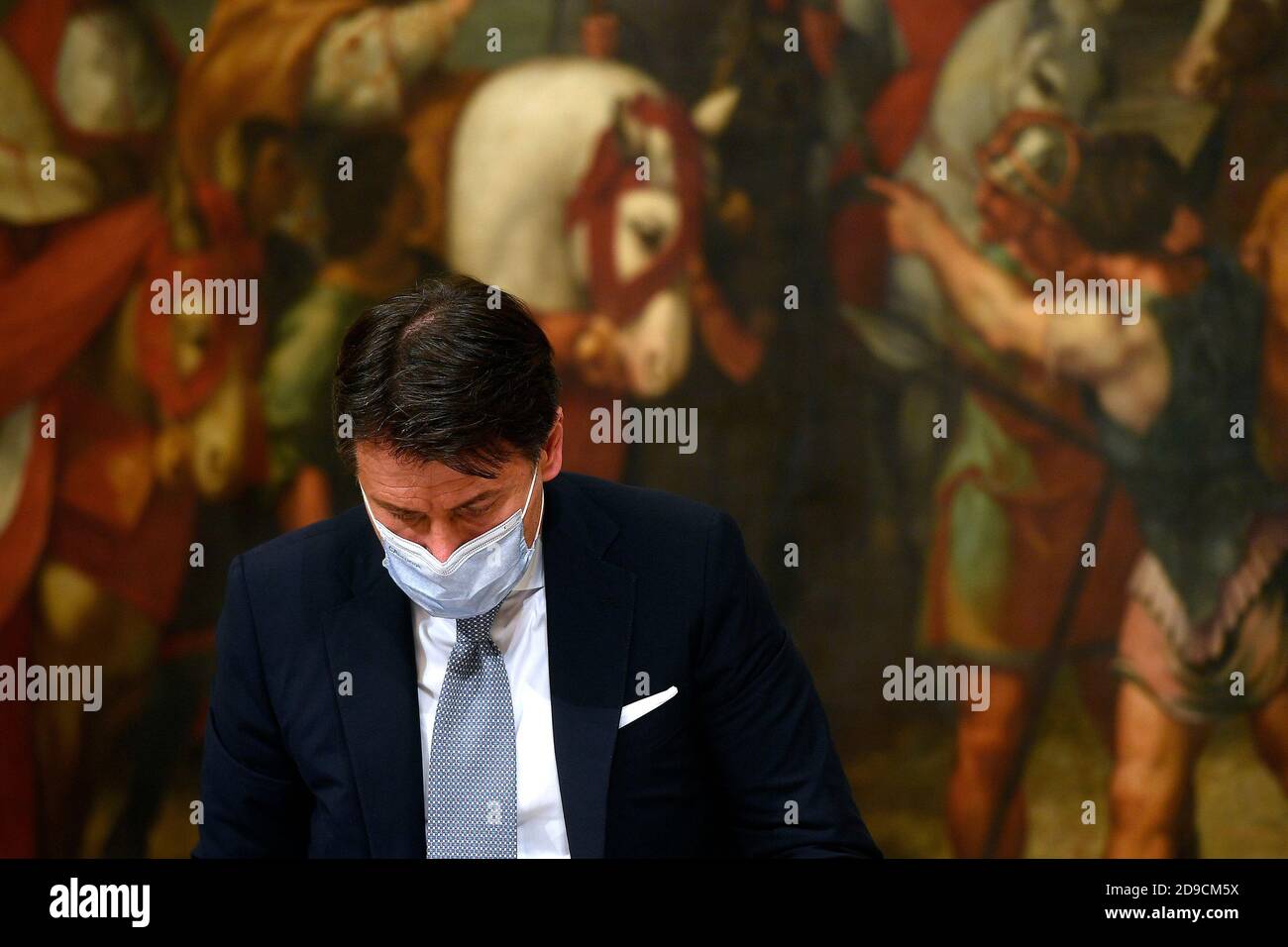Roma, Italia. 04Nov 2020. Il primo ministro italiano Giuseppe Conte indossa una maschera durante la conferenza stampa sul decreto governativo contenente nuove misure per contrastare l'emergenza del Covid-19. L'Italia seguirà 3 tipi di blocchi diversi, a seconda della diffusione della pandemia nelle diverse regioni. Saranno presenti zone rosse, arancioni e gialle. Roma (Italia), 4 novembre 2020 Photo Pool Alessandro Serrano' Insideroto Credit: Insdefoto srl/Alamy Live News Foto Stock