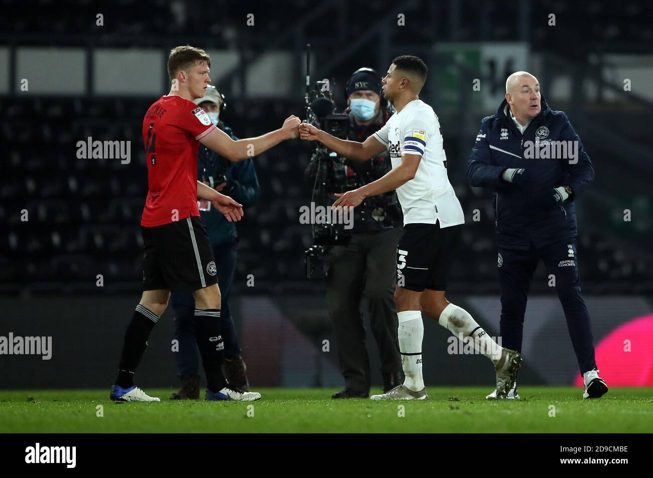 Curtis Davies (a destra) della contea di Derby e Rob Dickie del Queens Park Rangers dopo il fischio finale durante la partita del campionato Sky Bet al Pride Park, Derby. Foto Stock