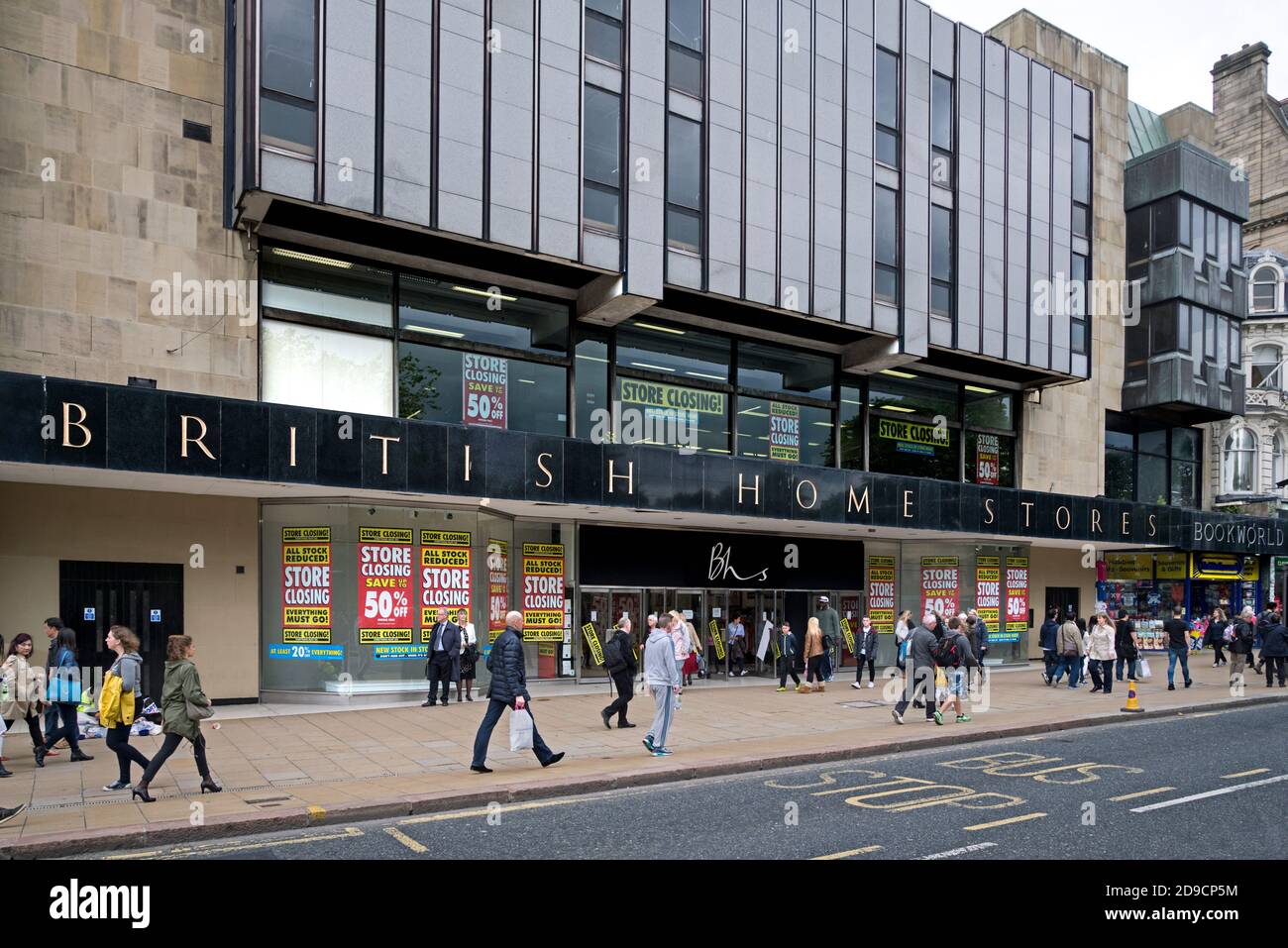 I British Home Stores fanno acquisti su Princes Street, Edimburgo, con i cartelli "chiusura dei punti vendita" nelle finestre. Luglio 2016. Foto Stock