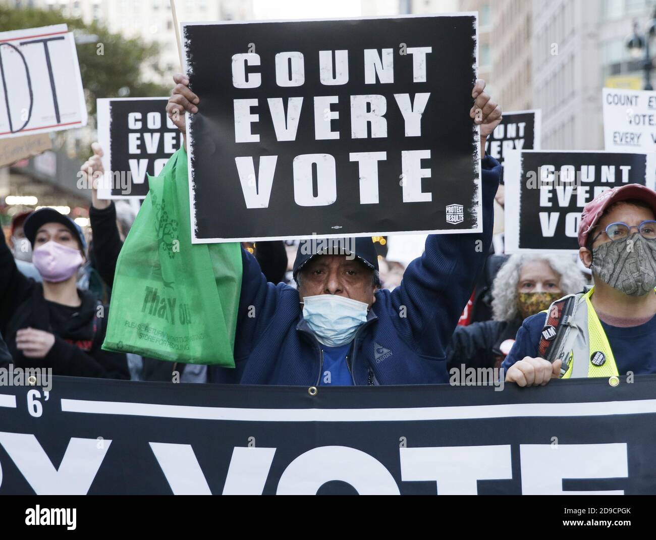 New York, Stati Uniti. 04Nov 2020. I manifestanti tengono i segni ad un raduno di ogni voto di Count sulla Quinta Avenue un giorno dopo il giorno delle elezioni a New York City mercoledì 4 novembre 2020. I voti sono ancora contati e non vi è ancora alcun vincitore dichiarato nelle elezioni presidenziali del 2020 tra i candidati attuale presidente degli Stati Uniti Donald Trump e l'ex vice presidente Joe Biden. Foto di John Angelillo/UPI Credit: UPI/Alamy Live News Foto Stock